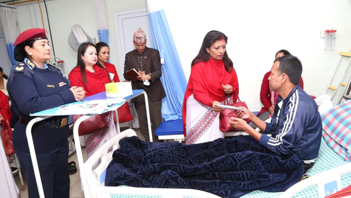 नेपाल प्रहरी श्रीमती संघद्वारा घाइते प्रहरीलाई आर्थिक सहयोग