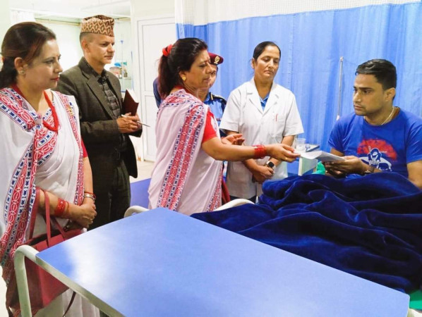 प्रहरी श्रीमती संघकी अध्यक्ष कुँवरद्वारा घाईते प्रहरी कर्मचारीहरुलाई आर्थिक सहयोग