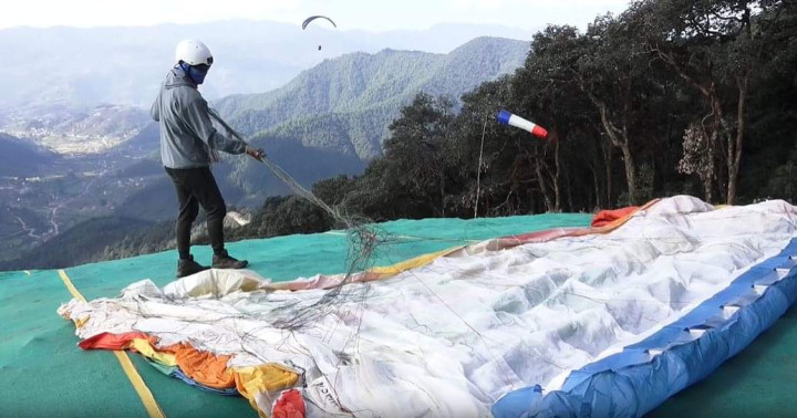 चन्द्रागिरीबाट प्याराग्लाइडिङमा उडेर चित्लाङ झर्ने पर्यटक बढे, कति लाग्छ शुल्क ?