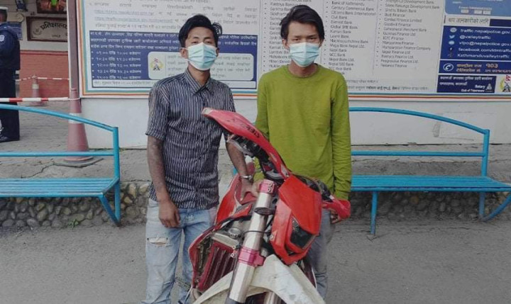 मोटरसाइकल चोरीमा संलग्न २ जना ट्राफिक प्रहरीको नियन्त्रणमा