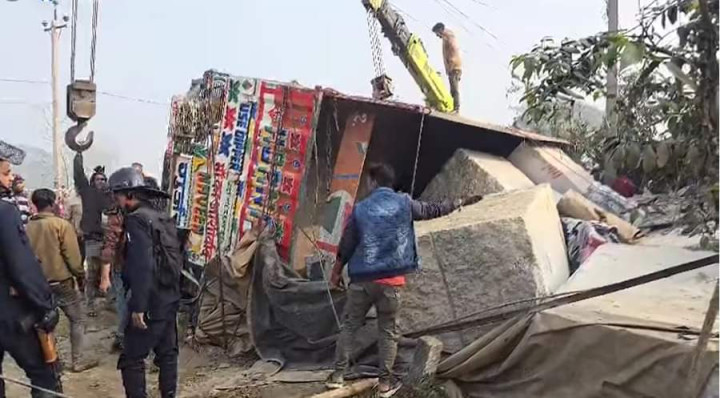 ट्रक पल्टिदा किचिएका ३ बालबालिकाको मत्यु