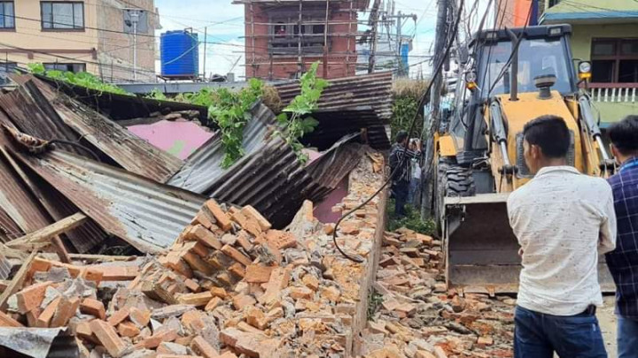 काठमाडौं महानगरले गौशाला चोकका घरहरुमा चलायो डोजर