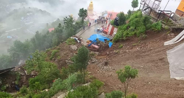 पहिरोले प्रहरी चौकी पुरियो,  प्रहरीहरू सुरक्षित