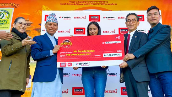 आइएमईको करोडपति क्याम्पेन जितेकी प्रमिला रोकायालाई एक करोड रुपैयाँको चेक हस्तान्तरण