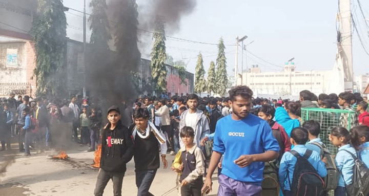 प्रधानाध्यापकले छात्रालाई यौन दुर्व्यवहार गरेको आरोप, विद्यार्थी टायर बाल्दै सडकमा