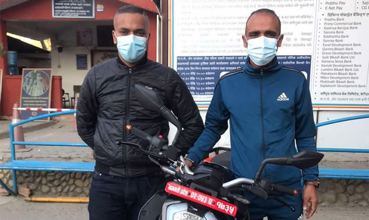 मोटरसाइकल चोरीमा संलग्न आरोपमा दुईजना ट्राफिक प्रहरीको नियन्त्रणमा