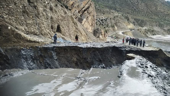 लेदोसहितको पहिरोले जोमसोम–कोरला सडक अवरुद्ध