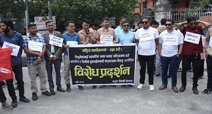 भारतीय र चिनको हस्तक्षेपविरुद्ध ‘गो ब्याक’ भन्दै भारतीय दूतावासअगाडि प्रदर्शन