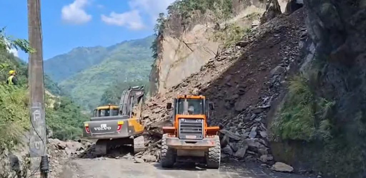 तुइन खोलामा खसेको पहिरो पन्छाउन थालियो