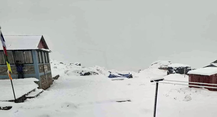 अन्नपूर्ण बेसक्याम्पमा पनि बाक्लो हिमपात