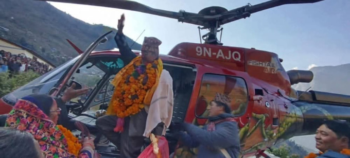 सेवा निवृत्त प्रधानाध्यापकको हेलिकप्टरमा बिदाइ
