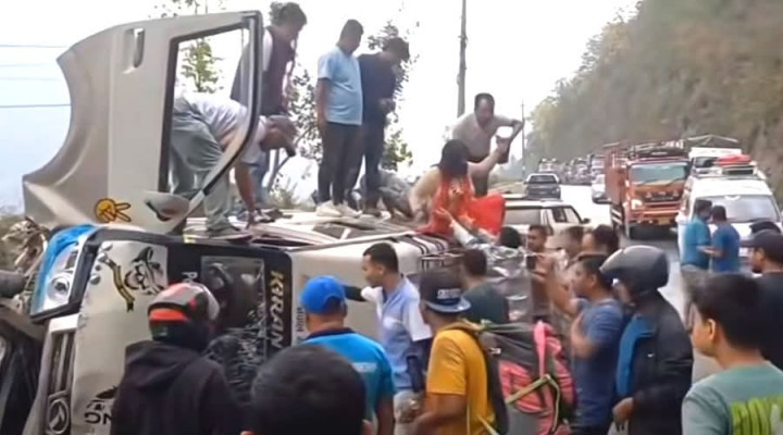 पोखरा जाँदै गरेको ईभी माइक्रो धादिङमा दुर्घटना