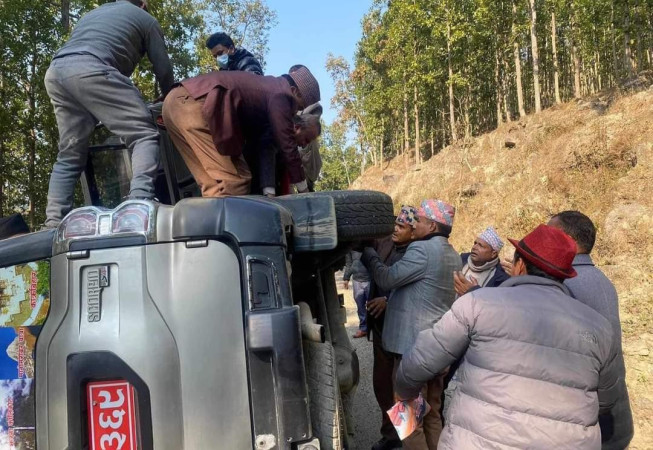 एमाले महासचिव शंकर पोखरेल सवार गाडी दुर्घटना