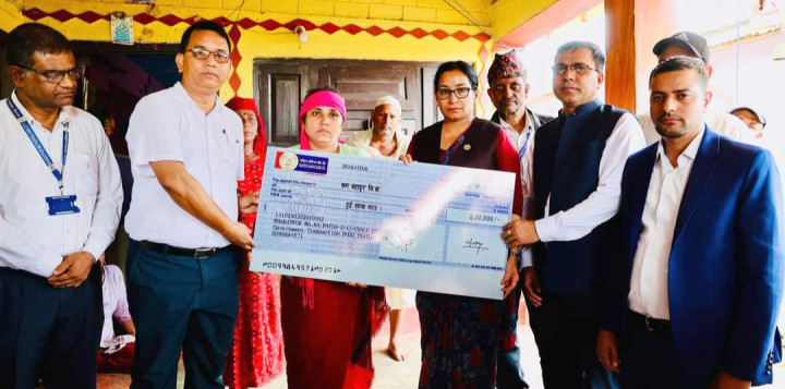 महानगरले दियो सिमलतालमा ज्यान गुमाएका स्व. सुदिप विकको परिवारलाई रु दुई लाख