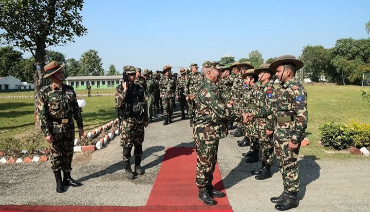 प्रधान सेनापति सिग्देलद्वारा पूर्वी पृतनाको निरीक्षण