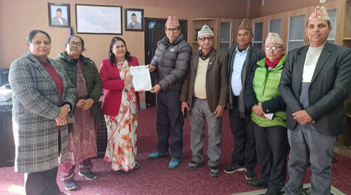 शिक्षक महासंघले शिक्षा मन्त्रीलाई बुझायो ध्यानाकर्षण पत्र